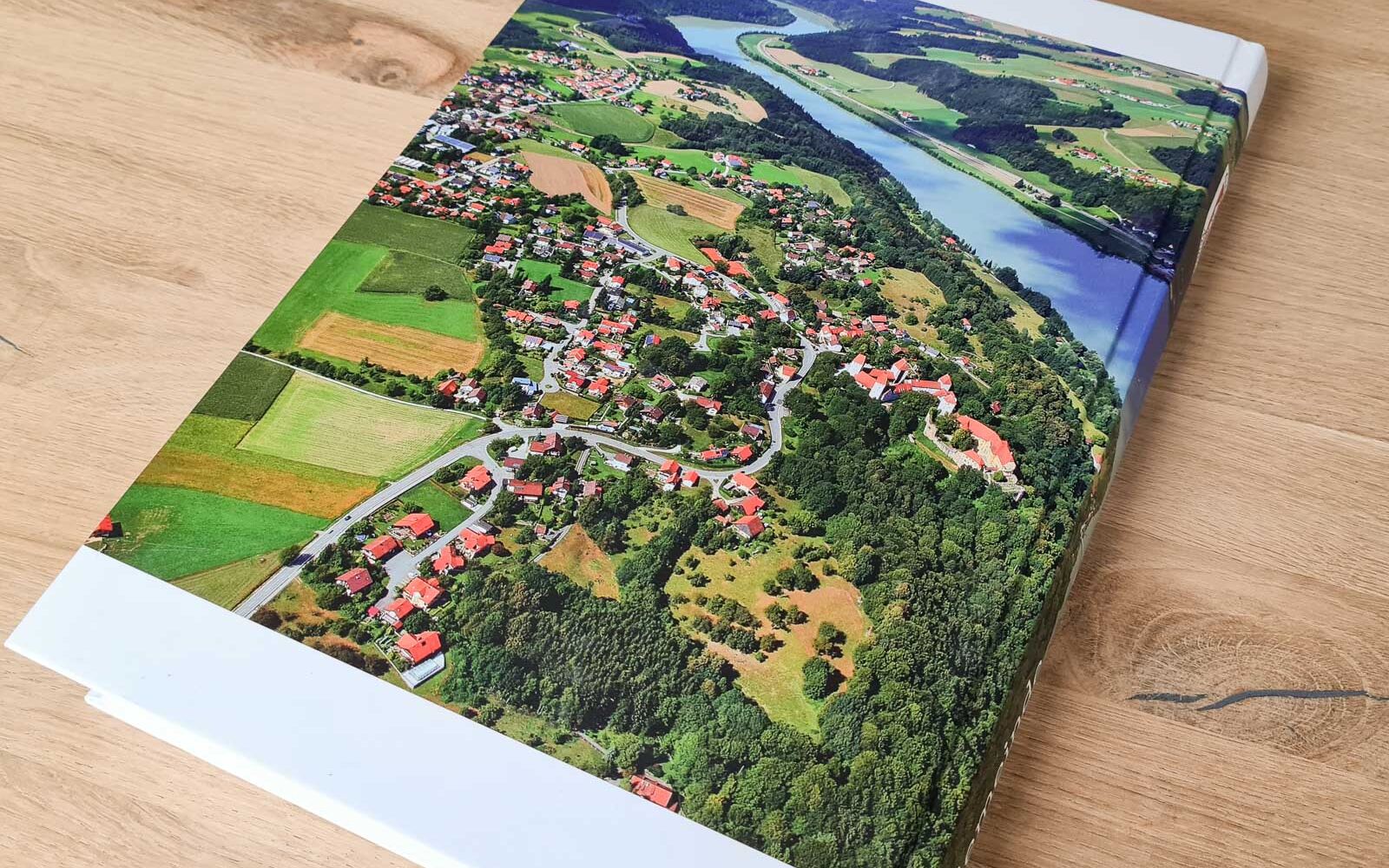 Rückseite der Hardcover-Buches mit Luftaufnahmen Neuburg und Dommelstadl